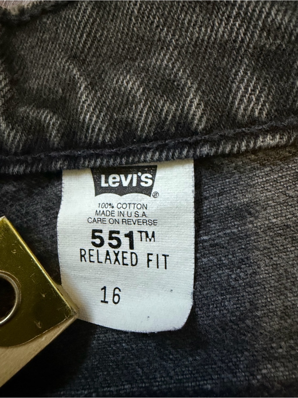 Vintage 1995 Levi’s 551 Relaxed Fit Worn Black 7” Inseam Denim Shorts - Picture 4 of 12